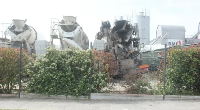 Nort-sur-Erdre (Loire-Atlantique): Concrete Mixer Trucks Go Up in Smoke (France)